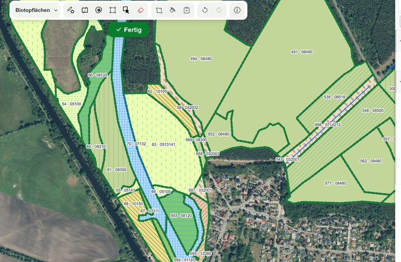 Zeichenwerkzeuge über der Karte, abgegrenzte Biotope mit Nummer und Code